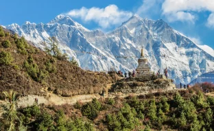 Berglandschaft in Nepal mit Himalaya-Gipfeln
