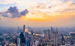 Bangkok Skyline bei Sonnenuntergang mit modernen Gebäuden