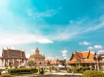 Skyline von Bangkok mit Tempel als Symbol für Thailand-Reisen