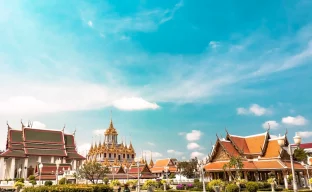 Skyline von Bangkok mit Tempel als Symbol für Thailand-Reisen