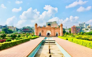 Skyline von Dhaka in Bangladesch mit Reisedokumenten