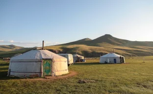 Reisende in der mongolischen Steppe unter weitem Himmel