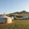 Reisende in der mongolischen Steppe unter weitem Himmel
