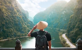 Reisende in Vietnam mit Sicherheitsinformationen