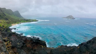 Sturmwolken über der Küste Hawaiis als Sicherheitshinweis für USA-Reisende