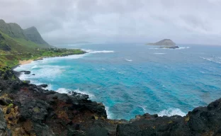 Sturmwolken über der Küste Hawaiis als Sicherheitshinweis für USA-Reisende