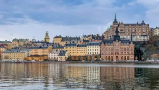 Blick auf Stockholm mit Wasser und historischen Gebäuden