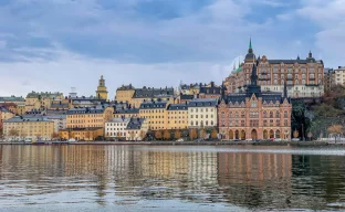 Blick auf Stockholm mit Wasser und historischen Gebäuden