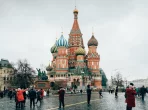 Reisepass mit russischem Visumstempel und Dokumenten