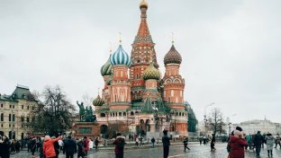 Reisepass mit russischem Visumstempel und Dokumenten
