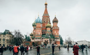 Reisepass mit russischem Visumstempel und Dokumenten