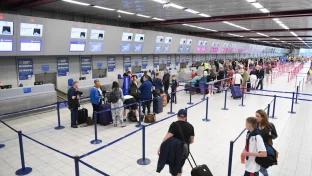 Reisender nutzt digitale Einreiseerklärung am Flughafen in Australien