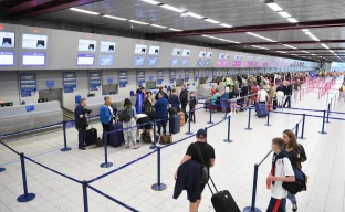 Reisender nutzt digitale Einreiseerklärung am Flughafen in Australien