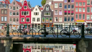 Amsterdamer Kanalhäuser als Symbol für Reisen in die Niederlande