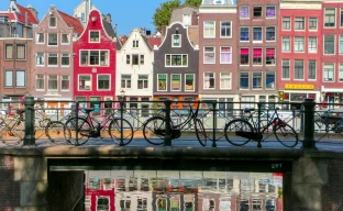 Amsterdamer Kanalhäuser als Symbol für Reisen in die Niederlande