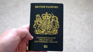 Kontaktloses eGate an einem britischen Flughafen zur Grenzkontrolle