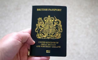 Kontaktloses eGate an einem britischen Flughafen zur Grenzkontrolle