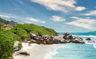 Tropischer Strand auf den Seychellen mit Granitfelsen