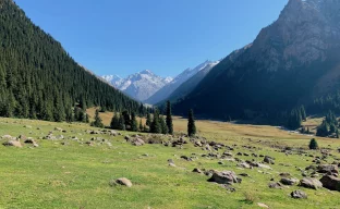 Bergige Landschaft in Kirgisistan mit Reisehinweisen