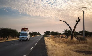 Grenzregion in Westafrika mit Sicherheitskontrollen