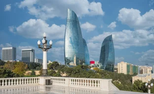 Baku bei Nacht während der Formel 1 in Aserbaidschan