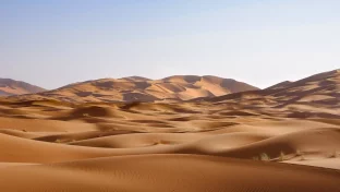 Wüstenlandschaft in Marokko als Symbol für Reisehinweise