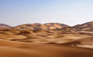 Wüstenlandschaft in Marokko als Symbol für Reisehinweise