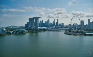 Skyline von Singapur mit Luftverschmutzung durch Haze