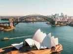 Reisender mit Reisepass am Flughafen, Australien Working-Holiday-Visum