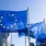 EU-Flagge und Reisepass als Symbol für Schengen-Visumpolitik