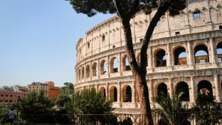 Touristen vor dem Kolosseum in Rom, Italien