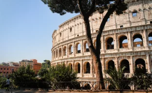 Touristen vor dem Kolosseum in Rom, Italien