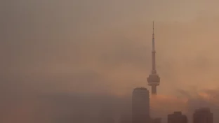 Rauchschwaden über der Skyline von Toronto durch Waldbrände