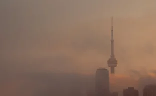 Rauchschwaden über der Skyline von Toronto durch Waldbrände