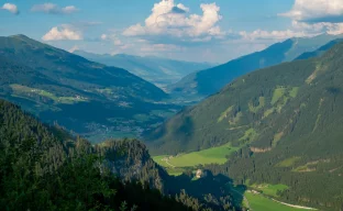 Alpenlandschaft in Österreich mit Bergen und Tal