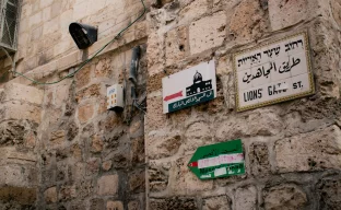 Reisepass mit Stempel als Symbol für visumfreies Reisen nach Israel