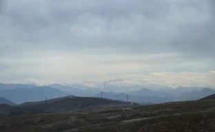 Landschaft in Afghanistan mit Bergen im Hintergrund