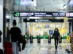 Reisende am Flughafen in Japan bei der Einreisekontrolle