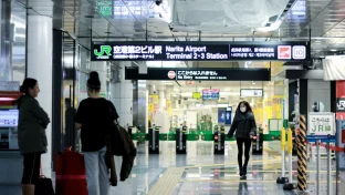 Reisende am Flughafen in Japan bei der Einreisekontrolle