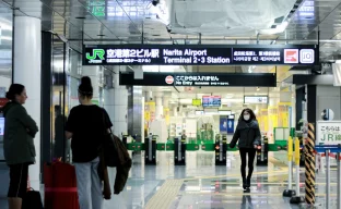 Reisende am Flughafen in Japan bei der Einreisekontrolle