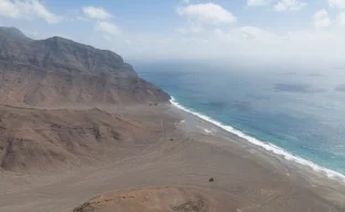 Küste von Kap Verde mit türkisfarbenem Wasser