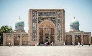 Historische Architektur in Usbekistan als Symbol für Reisen und Tourismus