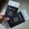 US-Reisepass mit Visa-Stempeln und Einreisedokumenten