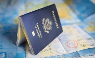 US-Botschaft mit Visa-Antragstellern vor pausierten Terminen