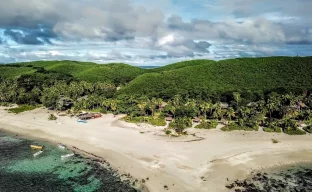 Tropische Insel in Fidschi mit türkisfarbenem Meer