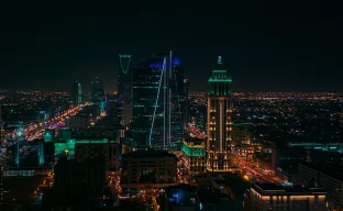 Reisepass und Skyline von Riad als Symbol für die neue ETA