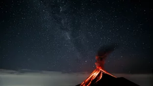 Vulkanausbruch in Guatemala mit Rauch und Lava