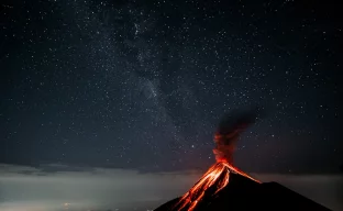Vulkanausbruch in Guatemala mit Rauch und Lava