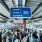 Reisende bei der Einreisekontrolle an einem indischen Flughafen