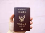 Reisender zeigt Ausweisdokumente bei der Einreise nach Thailand